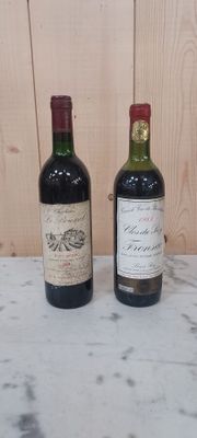 deux bouteilles de vin posées sur une table