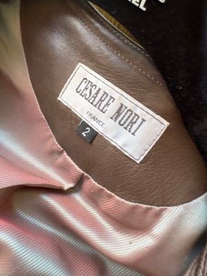 un gros plan d'une chemise avec une étiquette