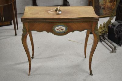Table à jeux style Louis XV en placage de bois fruitier, la …