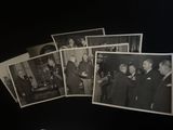 plusieurs vieilles photos en noir et blanc représentant des hommes en costume-cravate