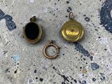 un gros plan sur deux petites boucles dorées posées sur une surface en béton
