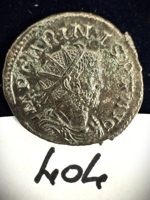 un gros plan d'une pièce de monnaie posée sur une feuille de papier blanc