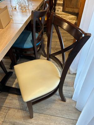 Lot de 31 chaises bois (usures) avec assises de différents tissus et c - Photo 1