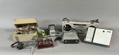 un grand nombre d'appareils électroniques posés sur une table