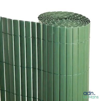 un rouleau de plastique vert sur fond blanc