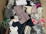 une boîte remplie de vêtements et d'autres objets