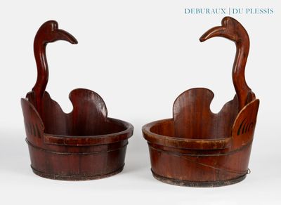 une paire de canards en bois dans un seau en bois sur fond blanc