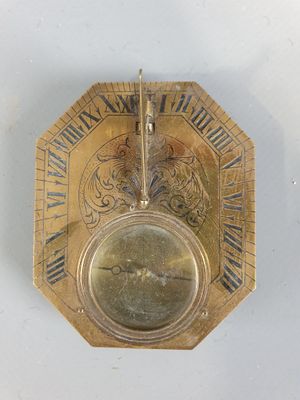 une horloge à chiffres romains accrochée au mur