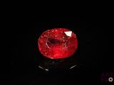 gros plan d'un diamant rouge sur une surface noire