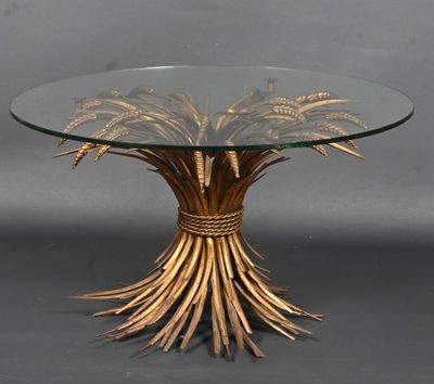 une image représentant une table en verre sur laquelle est représenté un palmier doré