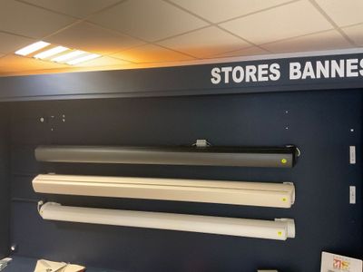 une affiche indiquant « Entrée interdite aux magasins » sur le mur d'un magasin