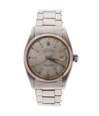 une image représentant une montre-bracelet au cadran argenté sur fond blanc