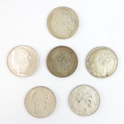 six types de pièces différents sur une surface blanche