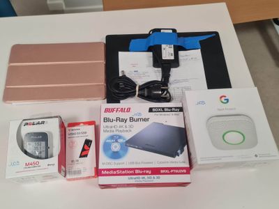 une boîte contenant du matériel électronique posée sur une table à côté d'un ordinateur portable