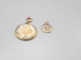 un gros plan sur une pièce de monnaie et une paire de boucles d'oreilles