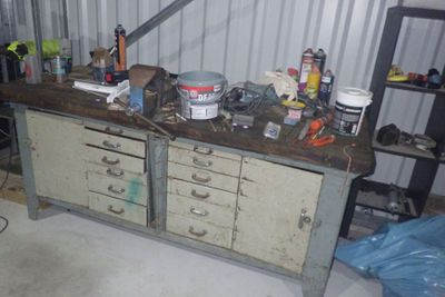 une image d'un établi dans un garage
