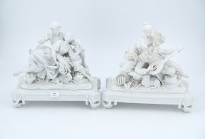 paire de figurines en porcelaine blanche représentant un homme et une femme, posées sur un socle