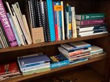 une étagère avec de nombreux livres dans une pièce