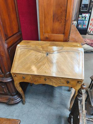 une petite table en bois surmontée d'un tiroir