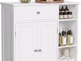 une armoire blanche munie d'une porte et d'étagères