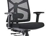 La chaise de bureau est noire et dispose d'un dossier et d'une assise en maille.