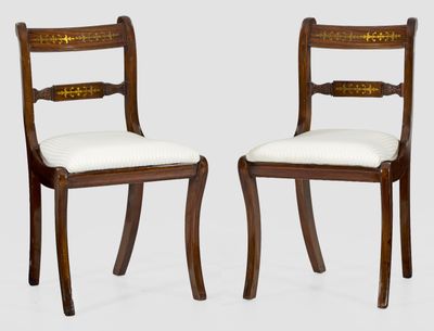 paire de chaises anciennes avec coussins rembourrés au niveau du dossier et de l'assise