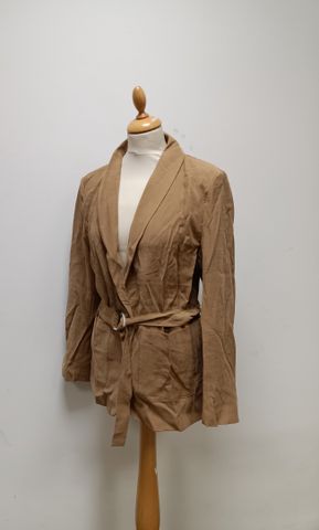 LE TEMPS DES CERISES – Suite de deux vestes beige et bleu nuit. T