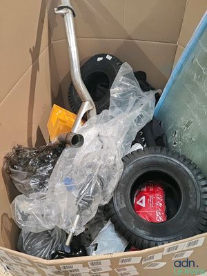 une boîte en carton remplie d'objets hétéroclites