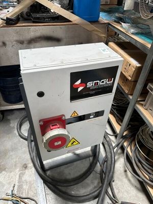 une machine posée sur le sol d'une pièce
