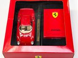 une petite voiture rouge dans une boîte rouge contenant un briquet