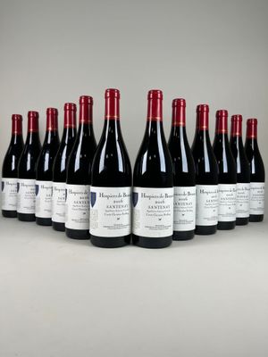 six bouteilles de vin rouge alignées sur une table