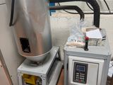 une machine qui se trouve à côté d'un réfrigérateur