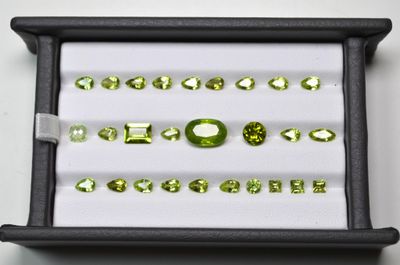 Un lot de 18,70 carats de péridots facettés (poids et taille…