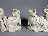paire de figurines en porcelaine blanche représentant un homme et une femme dans un bateau