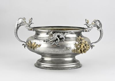 un vase en argent orné d'un motif d'oiseau