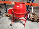 une bétonnière rouge dans un entrepôt rempli de palettes sur des palettes