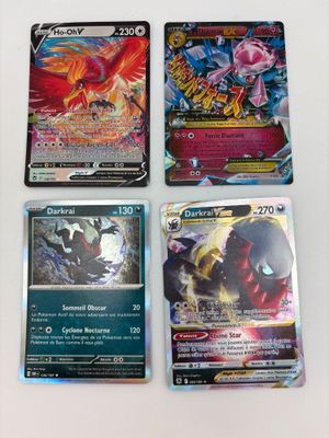 quatre types différents de cartes Pokémon posées sur une table