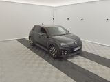 une petite voiture garée dans un garage