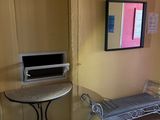 une petite table sur laquelle est posée une télévision, dans une pièce
