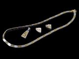 un gros plan d'un collier et de boucles d'oreilles sur fond noir