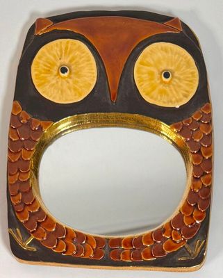un miroir en forme de chouette, bordé d'une moulure dorée