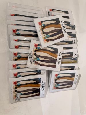 a lot of hair clips that are in the package