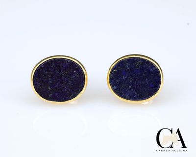 une paire de boucles d'oreilles à clous en pierre druzy bleue sur fond blanc
