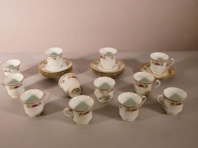 un grand nombre de tasses et de soucoupes sur une table