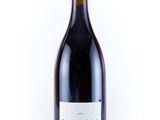 une bouteille de vin posée sur une table