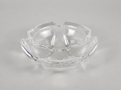 une photo d'un saladier en verre transparent posé sur une surface blanche