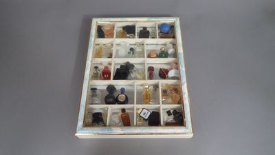 Lot de miniatures de parfums en vitrine dont CHANEL "N°5", "… - Photo 1