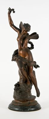 statue en bronze d'une femme tenant un oiseau sur un piédestal