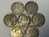 six types différents de pièces d'argent sont disposés en cercle