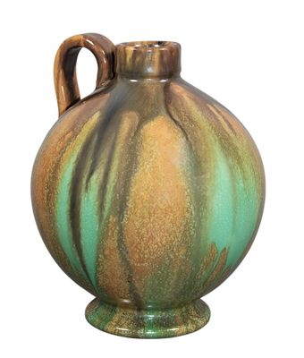 un vase vert et marron muni d'une anse, sur fond blanc